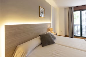 Zweibettzimmer | Schreibtisch, Verdunkelungsvorhänge, kostenloses WLAN, Bettwäsche