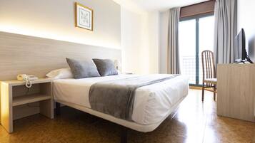 Kamar Double | Meja kerja, tirai kedap cahaya, Wi-Fi gratis, dan seprai linen