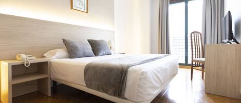 Habitación doble | Escritorio, cortinas blackout, wifi gratis y ropa de cama