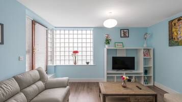 ์ํํธ, ์นจ์ค 2๊ฐ | ๊ฑฐ์ค | LED TV