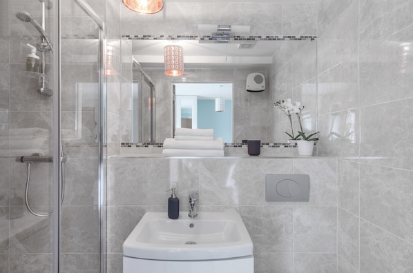 Apartment, 2 Bedrooms | Bathroom sink
