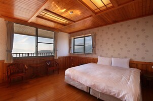 Habitación Deluxe doble, 1 cama doble | Escritorio, camas supletorias, wifi gratis y ropa de cama