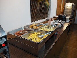 Desayuno con opciones de la cocina local incluido todos los días 