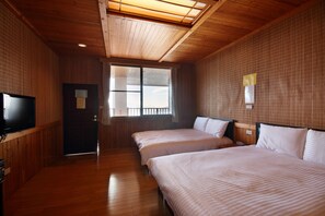 Habitación cuádruple Deluxe, 2 camas dobles | Escritorio, camas supletorias, wifi gratis y ropa de cama