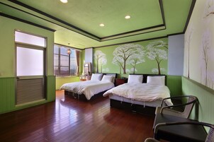 Habitación cuádruple Deluxe, 2 camas dobles | Escritorio, camas supletorias, wifi gratis y ropa de cama