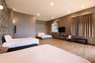 Habitación familiar, varias camas | Baño | Artículos de higiene personal gratuitos, secador de pelo y zapatillas