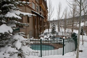 حمام سباحة خارجي