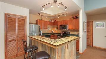Family House, 2 Bedrooms | Private kitchen