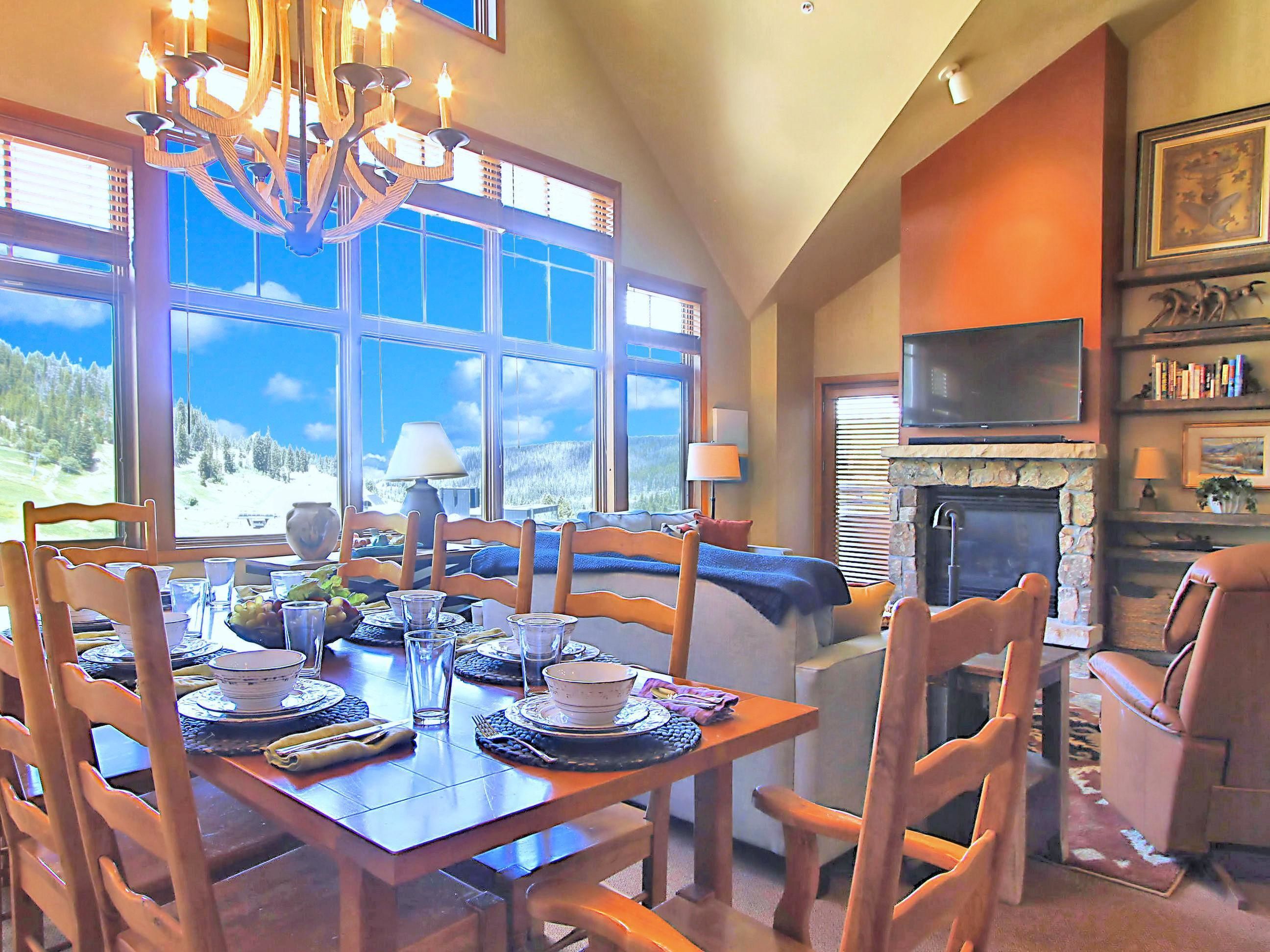 منزل عائلي - ٣ غرف نوم | تناول الطعام داخل الغرفة