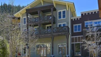 Luxury House, 3 Bedrooms | Front of property