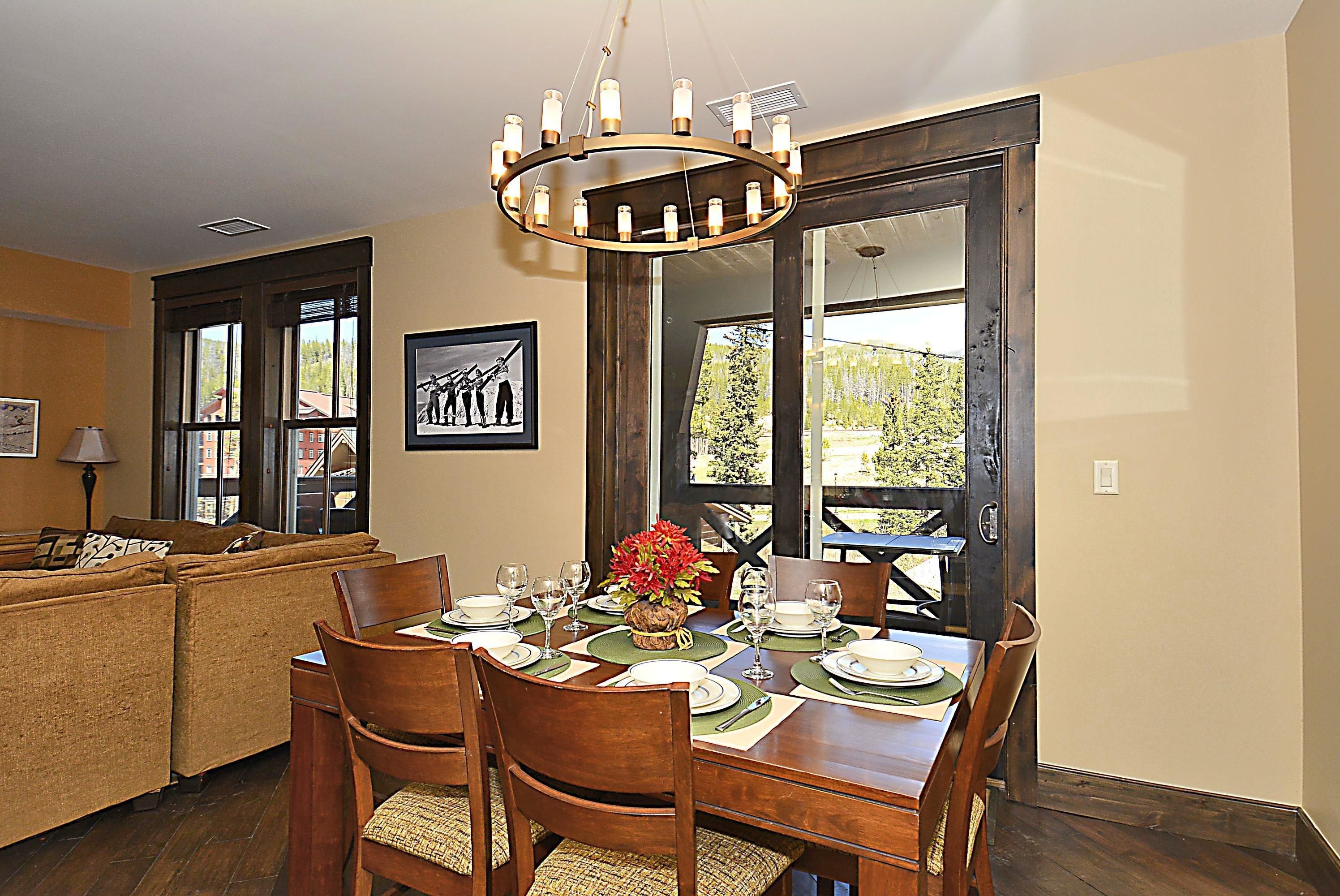 منزل فاخر - ٣ غرف نوم | تناول الطعام داخل الغرفة