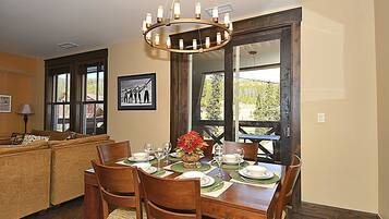 Luxury House, 3 Bedrooms | In-room dining