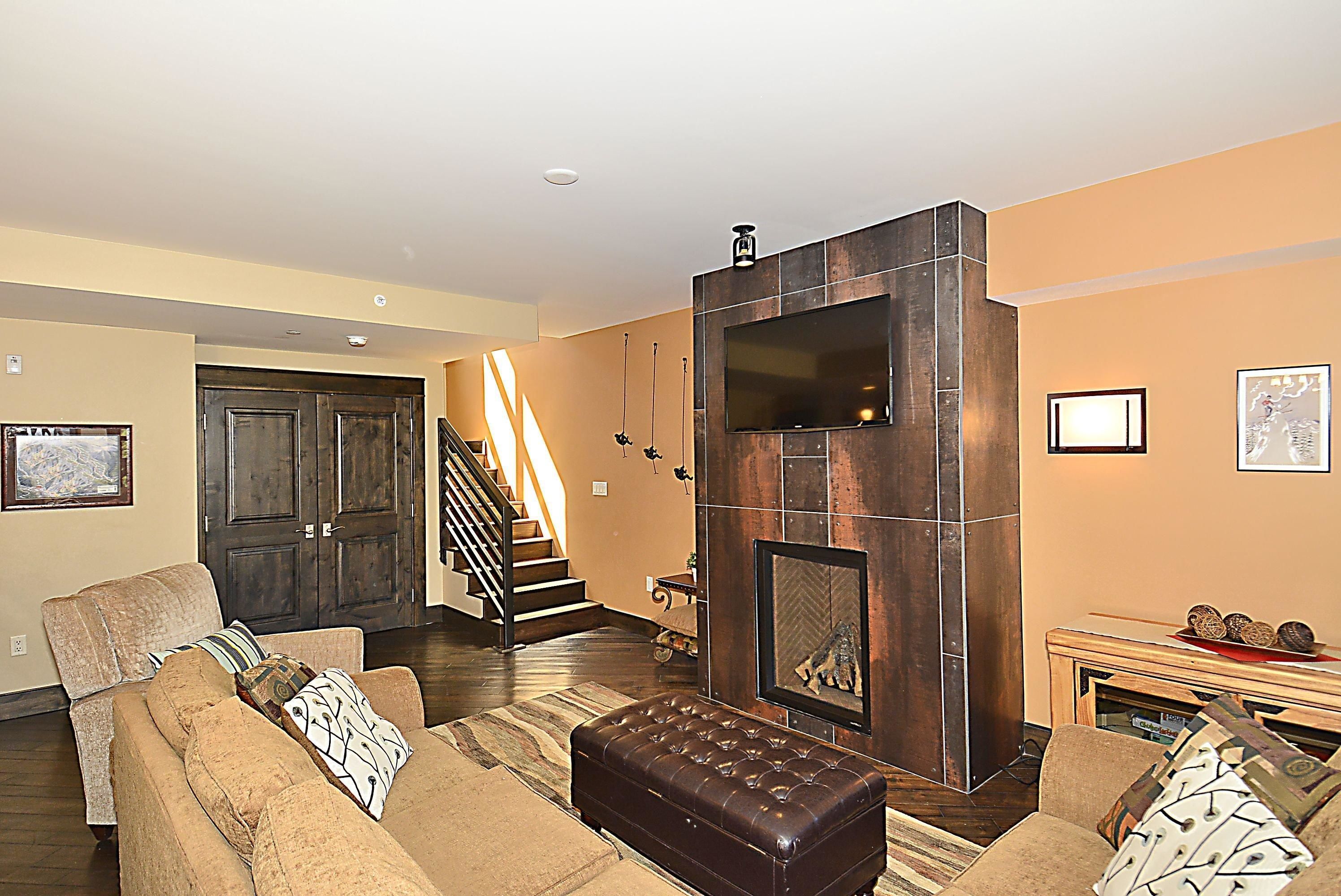 منزل فاخر - ٣ غرف نوم | غرفة المعيشة | مشغل دي في دي