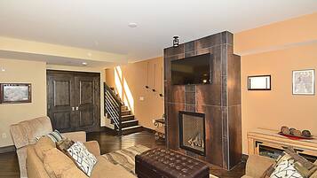 Luxury House, 3 Bedrooms | Living room | DVD player