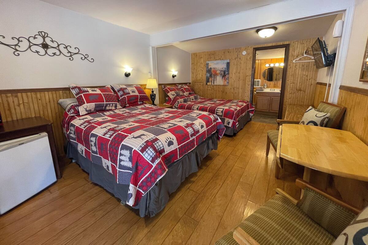 Comfort Single Room, 2 Queen Beds (Unit #20) | 2 bedrooms, individually decorated, individually furnished, WiFi