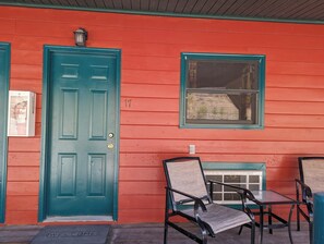 2 bedrooms, individually decorated, individually furnished, WiFi - Ponderosa Pines Inn and Cabins (Lead)