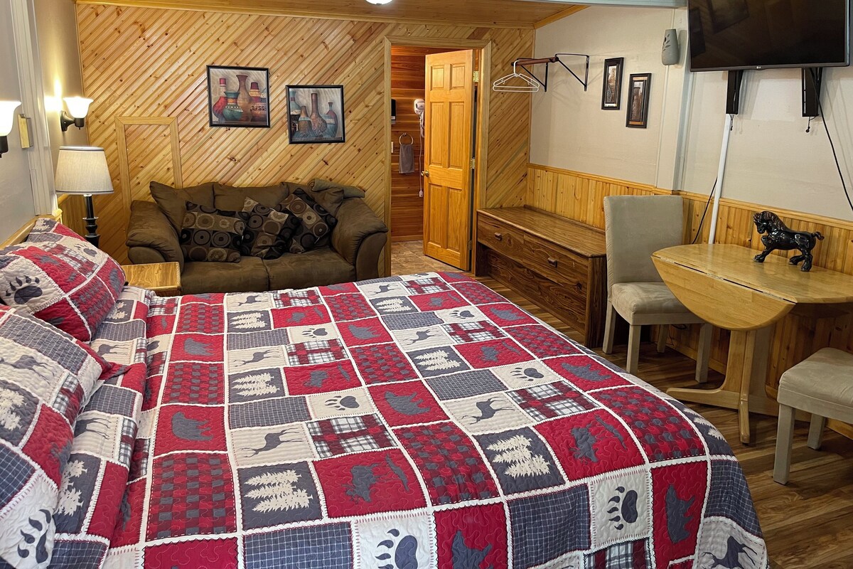 Yhden hengen comfort-huone, 1 suuri parisänky (Unit #19) | Oleskelualue | Taulutelevisio