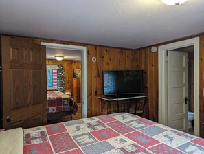 2 bedrooms, individually decorated, individually furnished, WiFi - Ponderosa Pines Inn and Cabins (Lead)