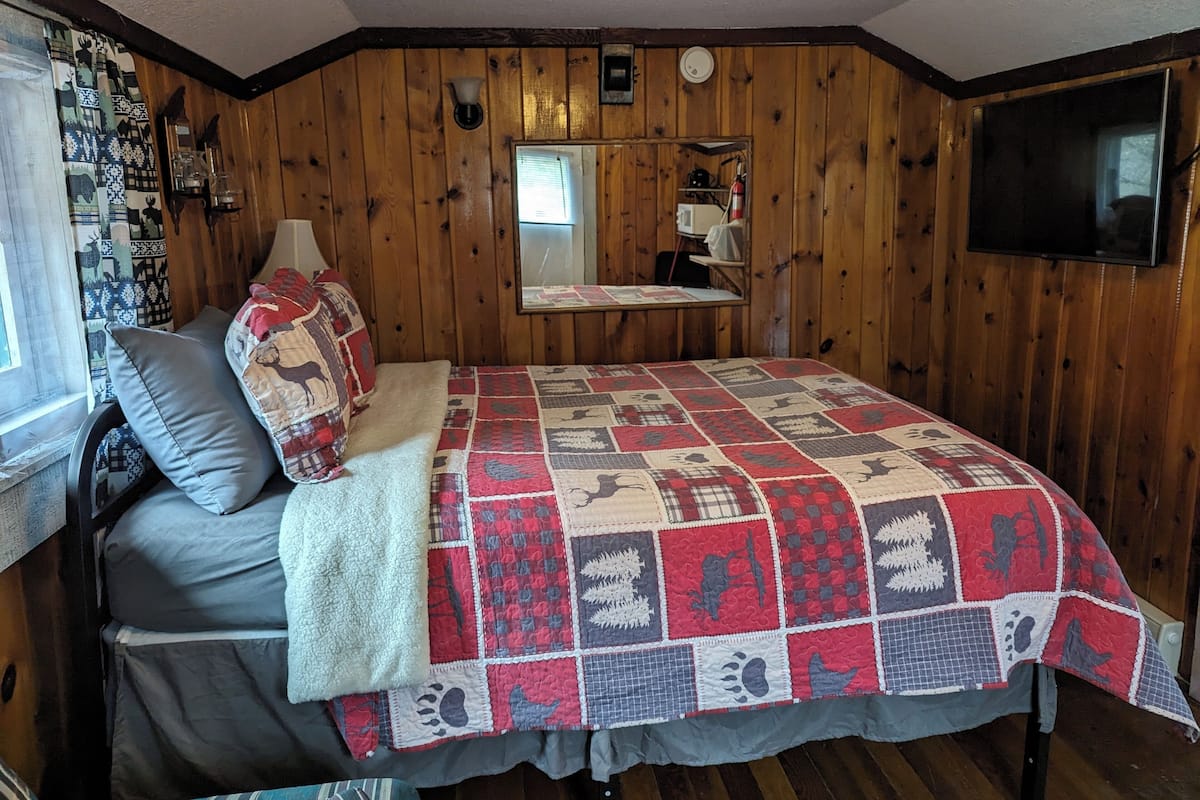 Classic Cabin, 1 Queen Bed, Non Smoking, Hill View (Unit #10 No Internet) | Private kitchen | Fridge, microwave, paper towels
