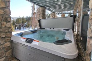 Luxury House, 5 Bedrooms | Outdoor spa tub