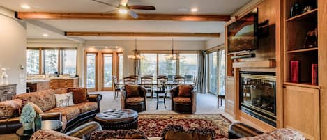 Nhà Cao cấp, 5 phòng ngủ | Khu phòng khách | Đầu đĩa DVD