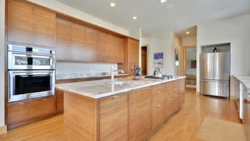 Luxury House, 5 Bedrooms | Private kitchen | Fridge, microwave, oven, stovetop
