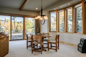 In-room dining - Eagle Wind Lodge 5 Bedroom Holiday Home by Winter Park Lodging Company (Winter Park)