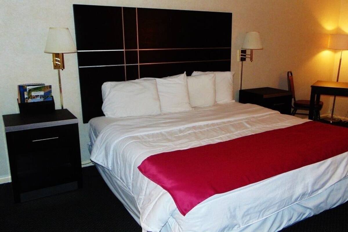 1 bedroom, premium bedding, desk, laptop workspace