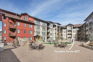 A courtyard with outdoor seating, a covered area, and multi-story buildings with balconies. - Founders Pointe 4457 2 Bedroom Holiday Home by Winter Park Lodging Company (Winter Park)