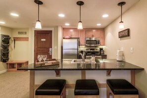 Family House, 2 Bedrooms | Private kitchen | Fridge, microwave, coffee/tea maker - Founders Pointe 4457 2 Bedroom Holiday Home by Winter Park Lodging Company (Winter Park)