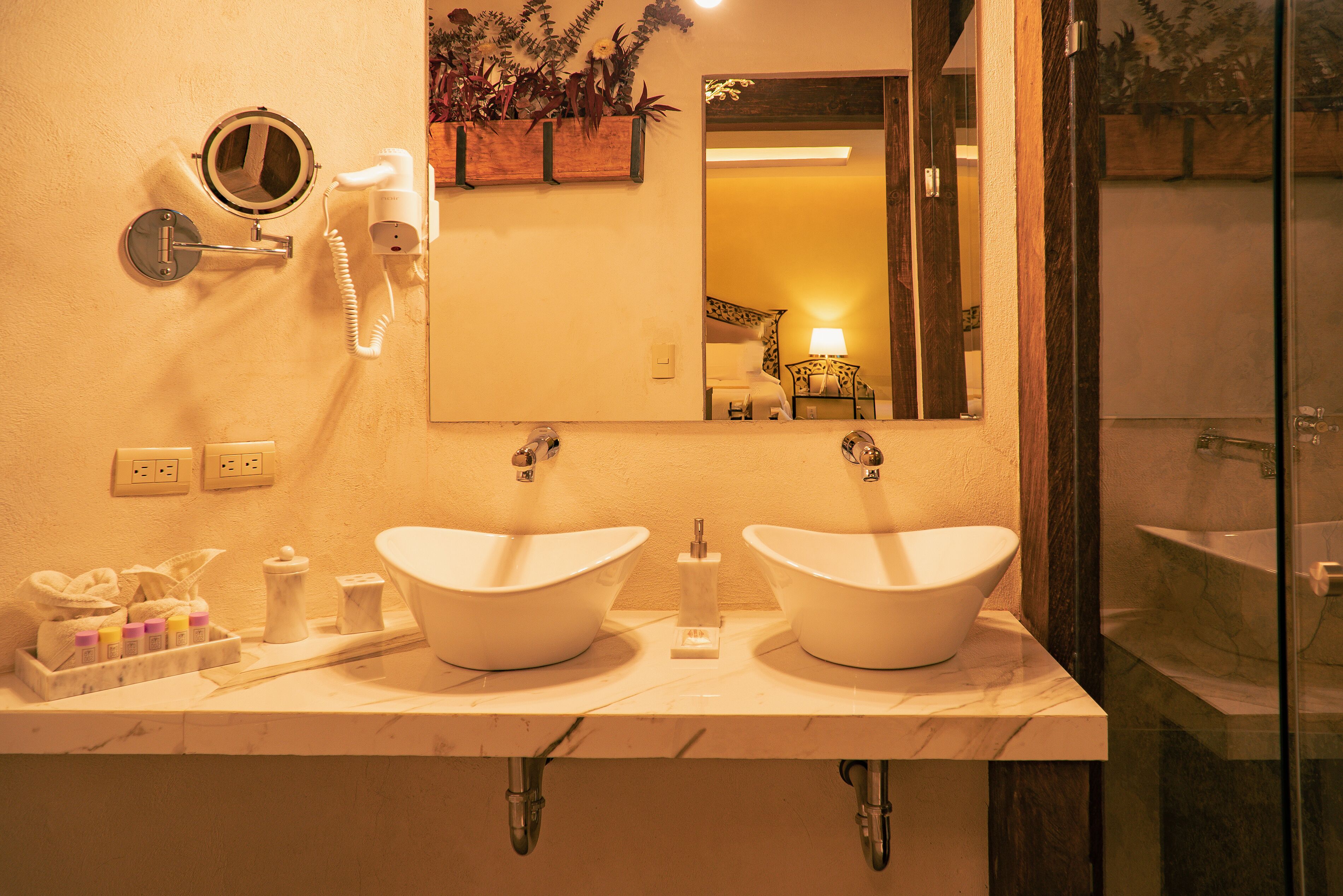 romantic studio suite | bathroom | combined shower/bathtub, hydromassage showerhead, free toiletries