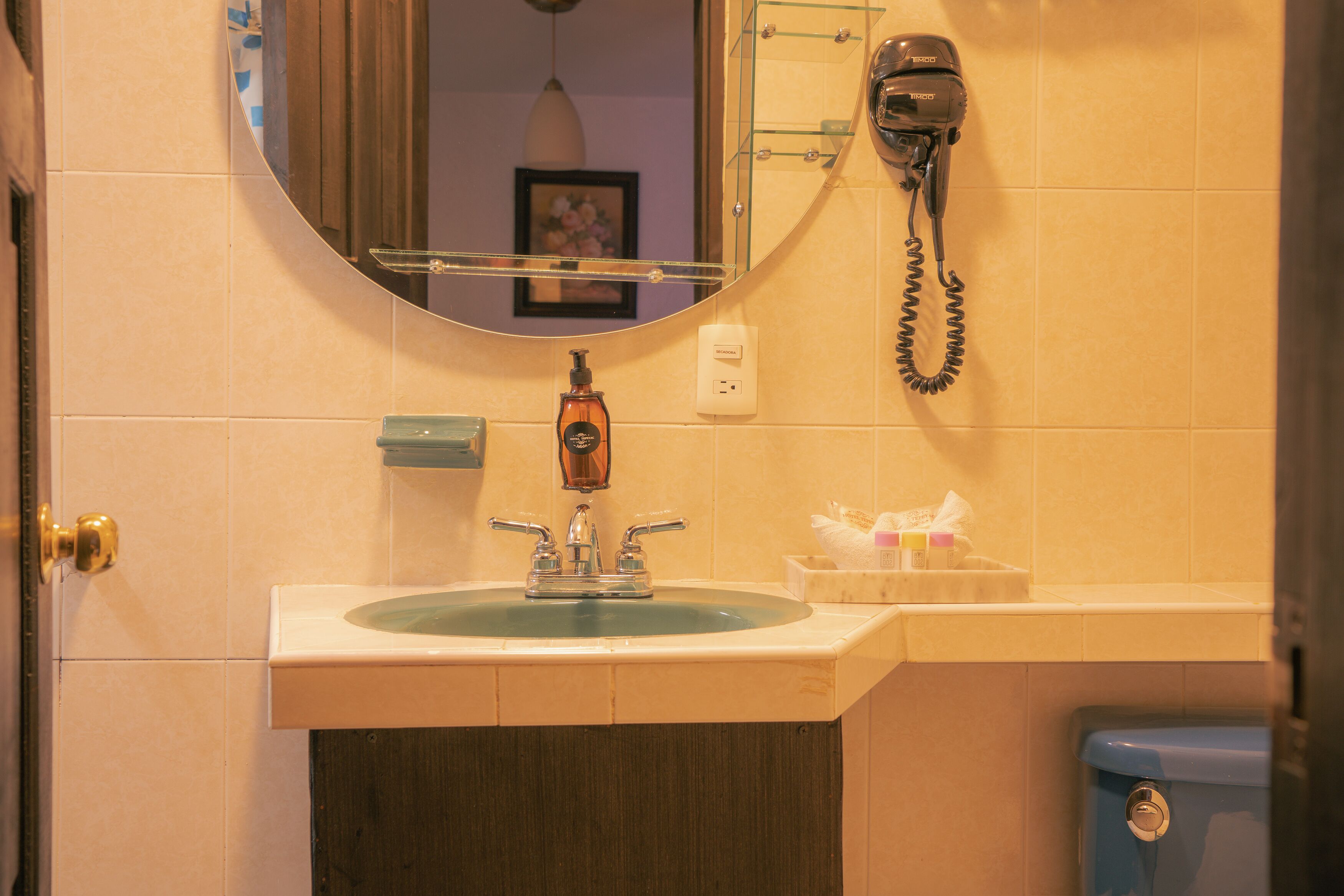 standard room, 2 double beds | bathroom | combined shower/bathtub, hydromassage showerhead, free toiletries