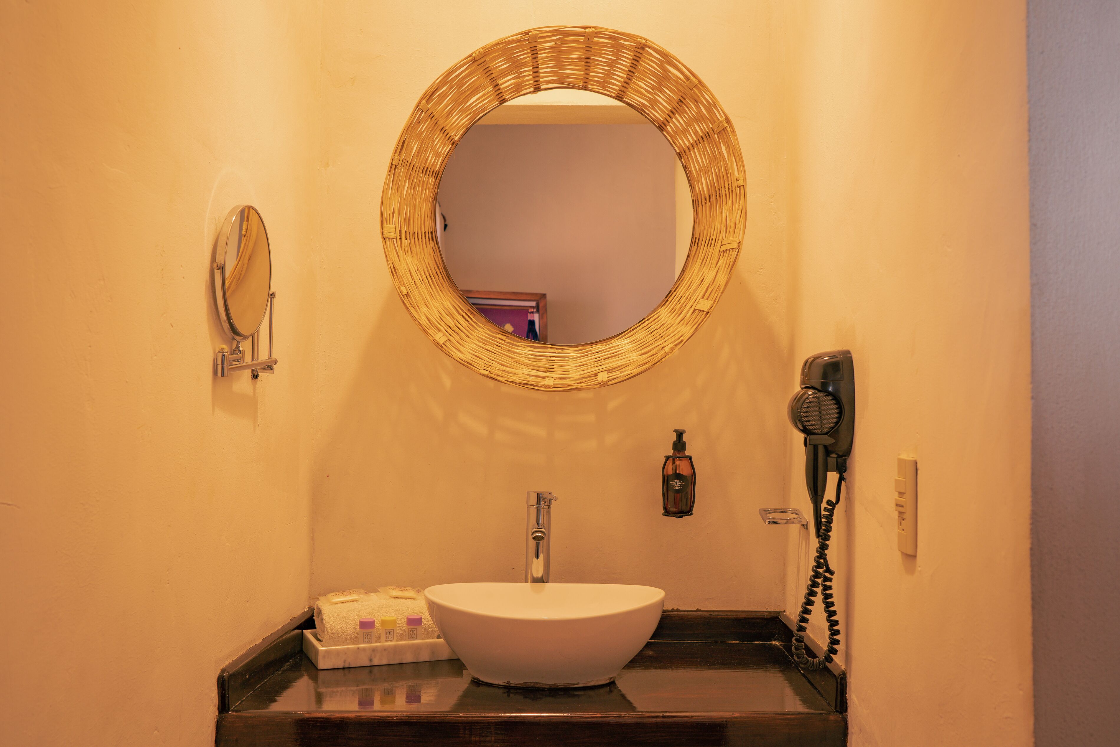 grand room, 1 king bed | bathroom | combined shower/bathtub, hydromassage showerhead, free toiletries