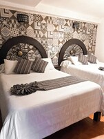 Habitación estándar, 2 camas dobles | Cortinas opacas, tabla de planchar con plancha, wifi gratis