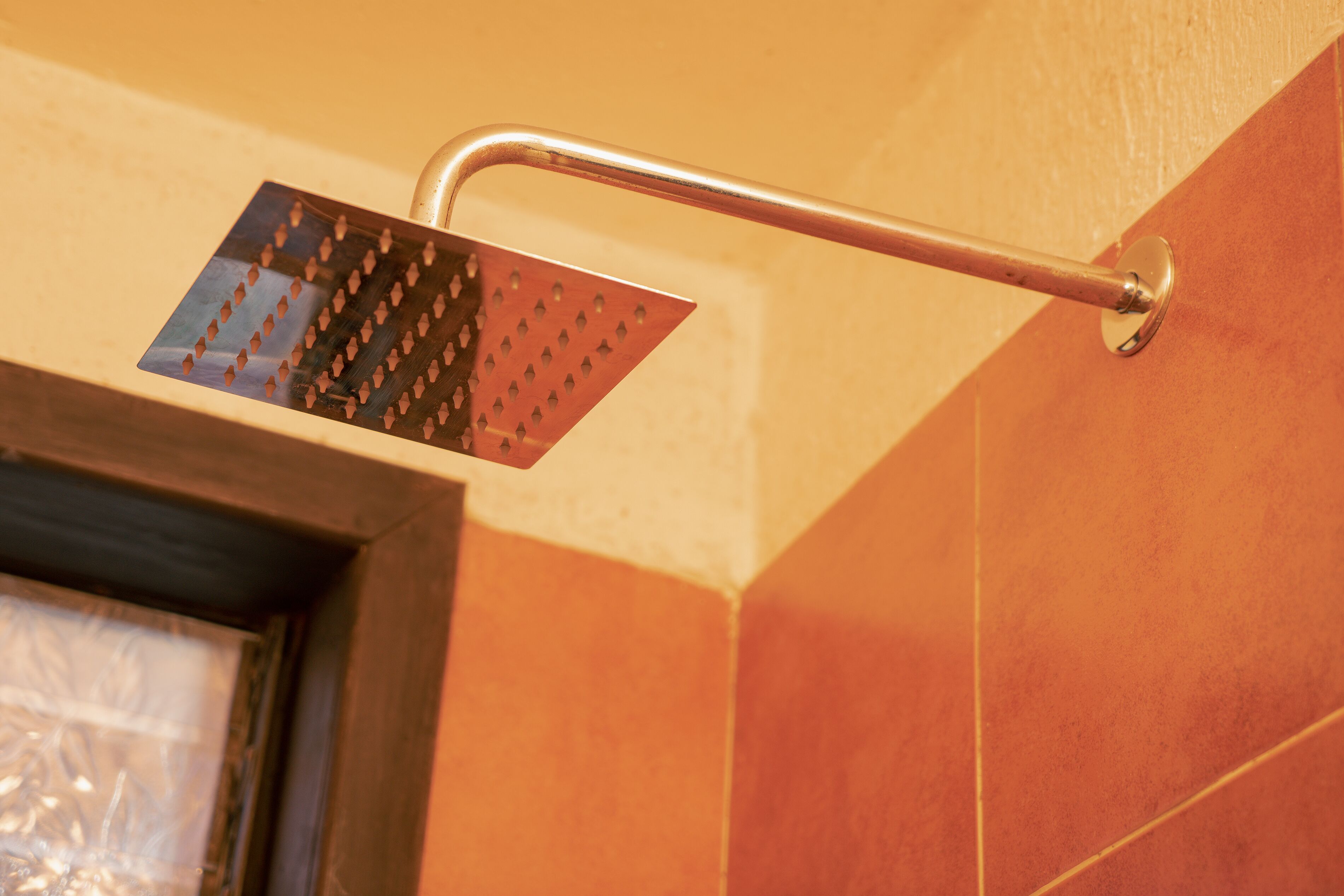 combined shower/bathtub, hydromassage showerhead, free toiletries