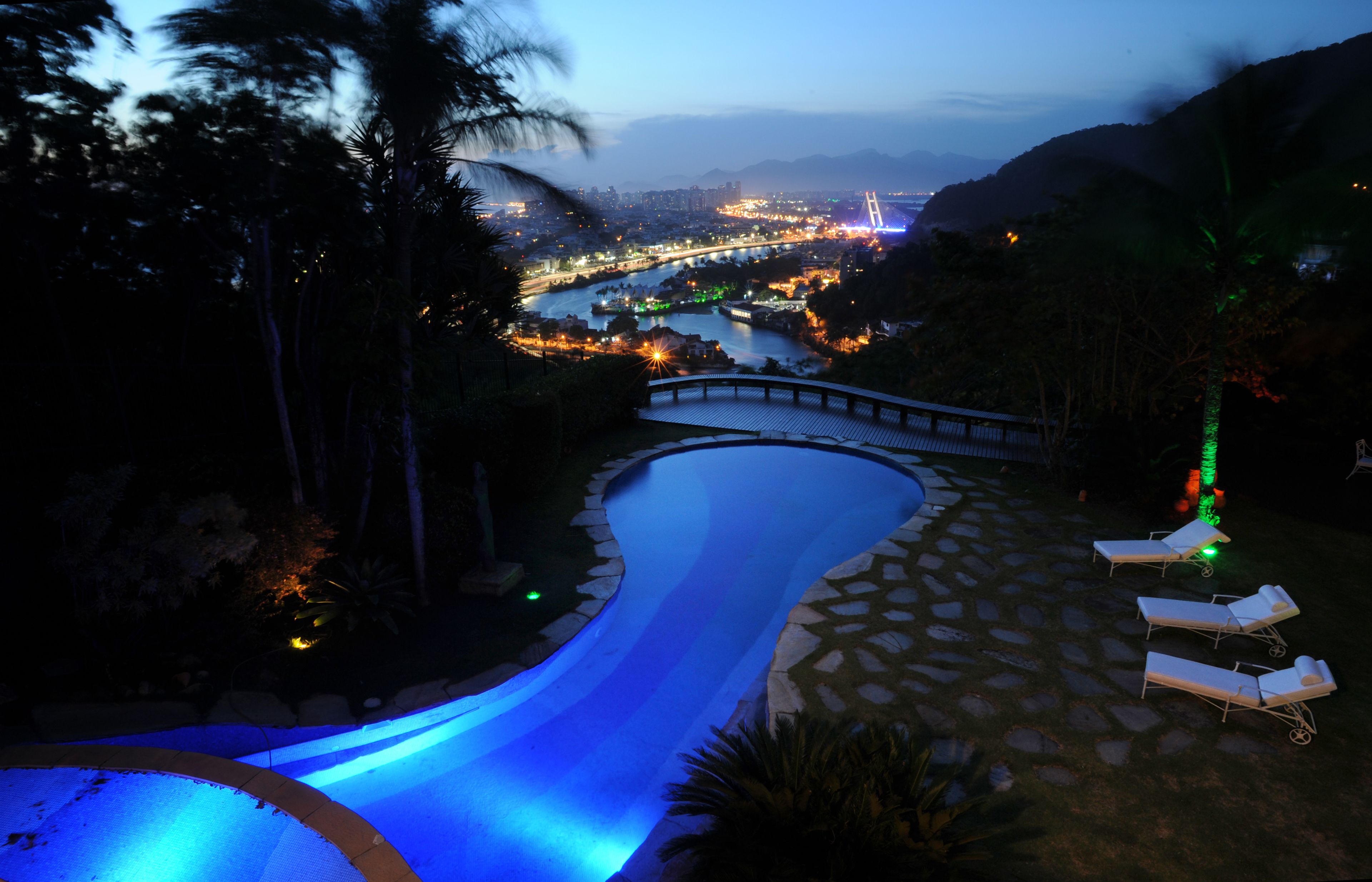 Piscine extérieure, chaises longues
