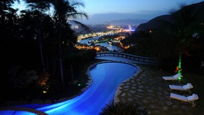 Hồ bơi ngoài trời
