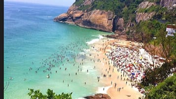 Una playa cerca, arena blanca, 4 bares en la playa
