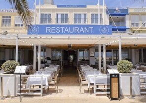 Déjeuner, dîner et brunch servis sur place, restauration en plein air