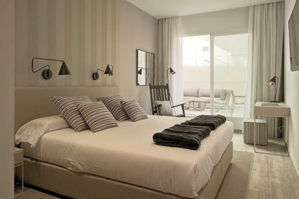 Ropa de cama de alta calidad, minibar, caja fuerte y escritorio