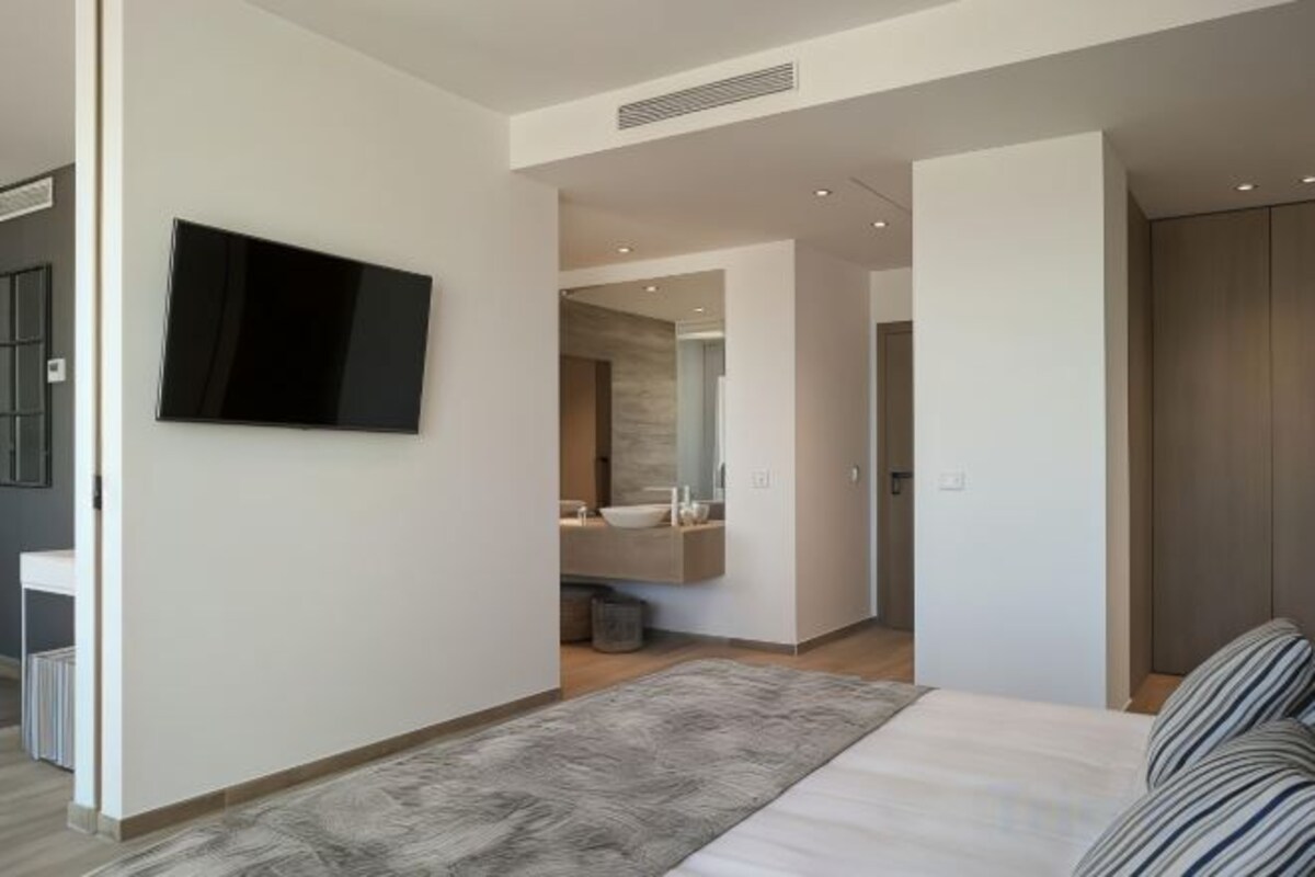 Ropa de cama de alta calidad, minibar, caja fuerte y escritorio