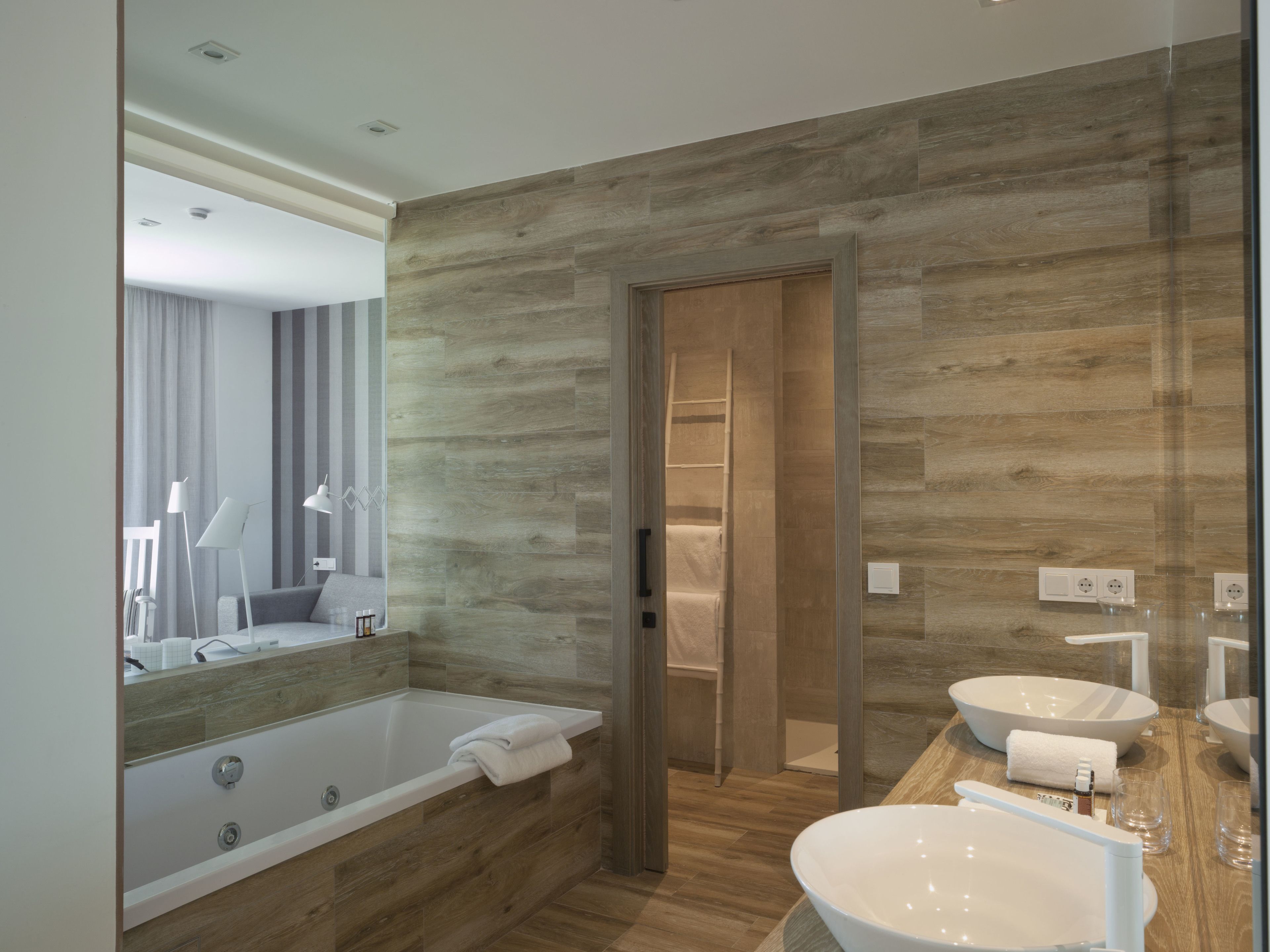 junior suite, jetted tub, sea view | bathroom | free toiletries, hair dryer, towels