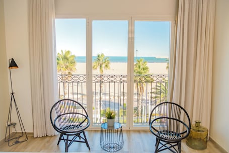 Habitación Deluxe con 1 cama doble o 2 individuales, vistas al mar | Ropa de cama de alta calidad, minibar, caja fuerte y escritorio. Hotel Boutique Balandret