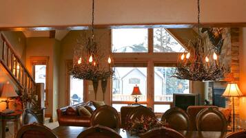 Family House, 5 Bedrooms | In-room dining