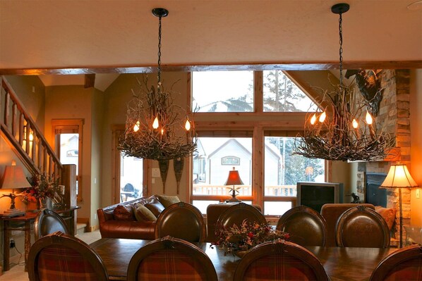 Family House, 5 Bedrooms | In-room dining