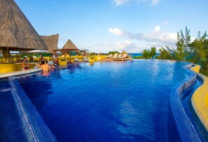 Outdoor pool, pool umbrellas, pool loungers - Pueblito Escondido Beachside (Playa del Carmen)