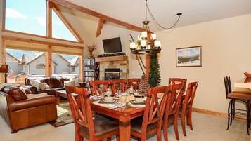 Family House, 3 Bedrooms | In-room dining