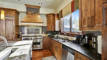 Luxury House, 6 Bedrooms | Private kitchen