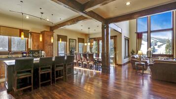 Luxury House, 6 Bedrooms | Living room