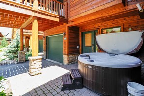 Family House, 3 Bedrooms | Outdoor spa tub